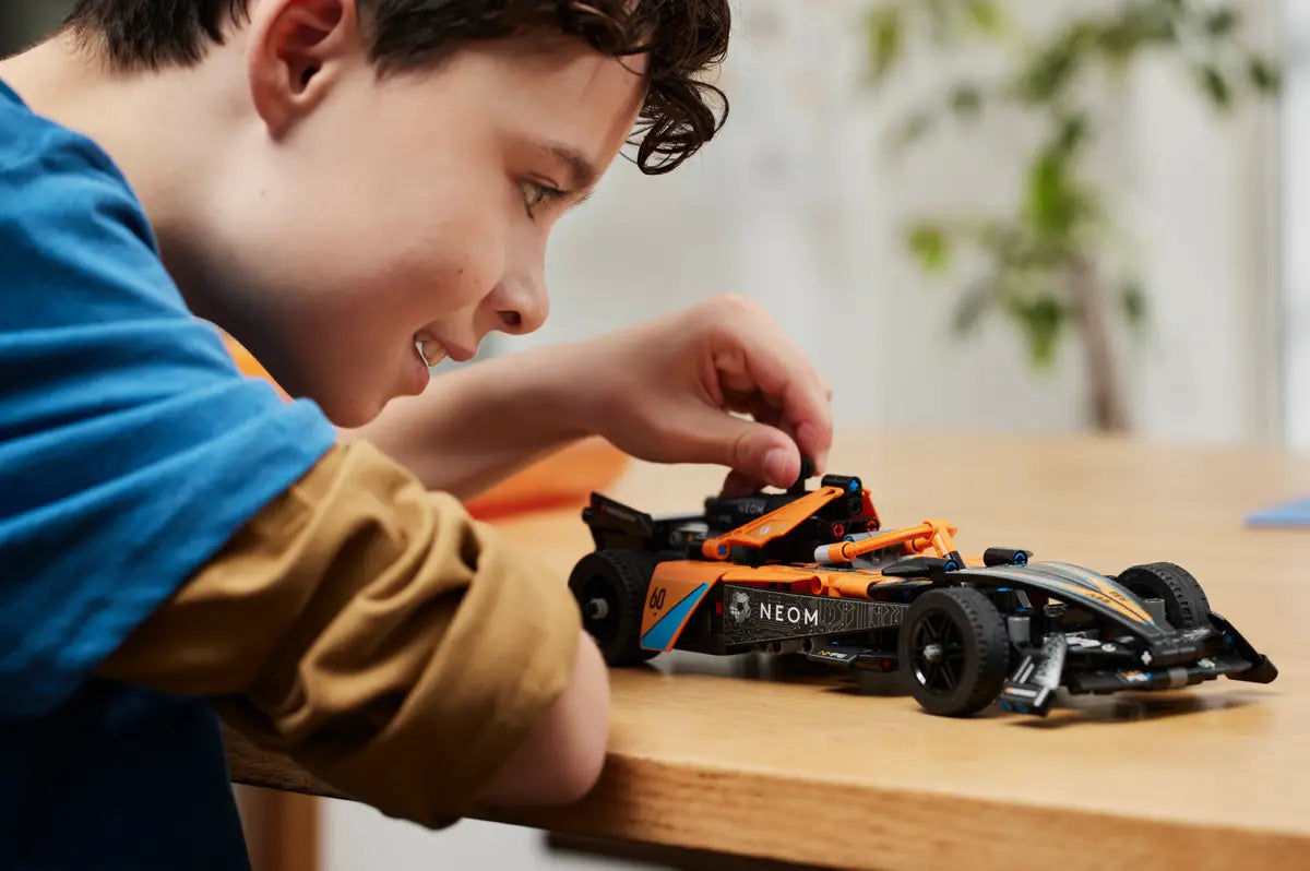 LEGO Technic - Neom McLaren Formule E Race Car (42169)