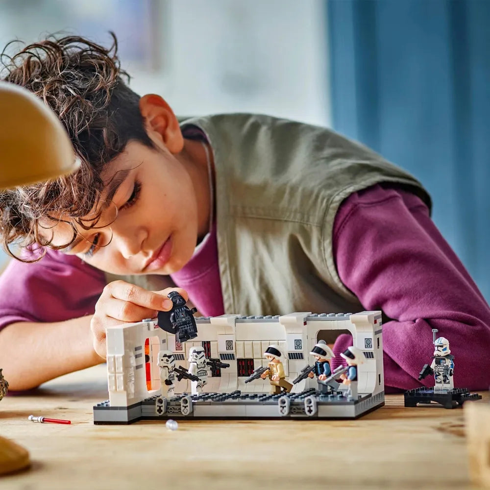 LEGO Star Wars - Boarding the Tantive IV (75387)