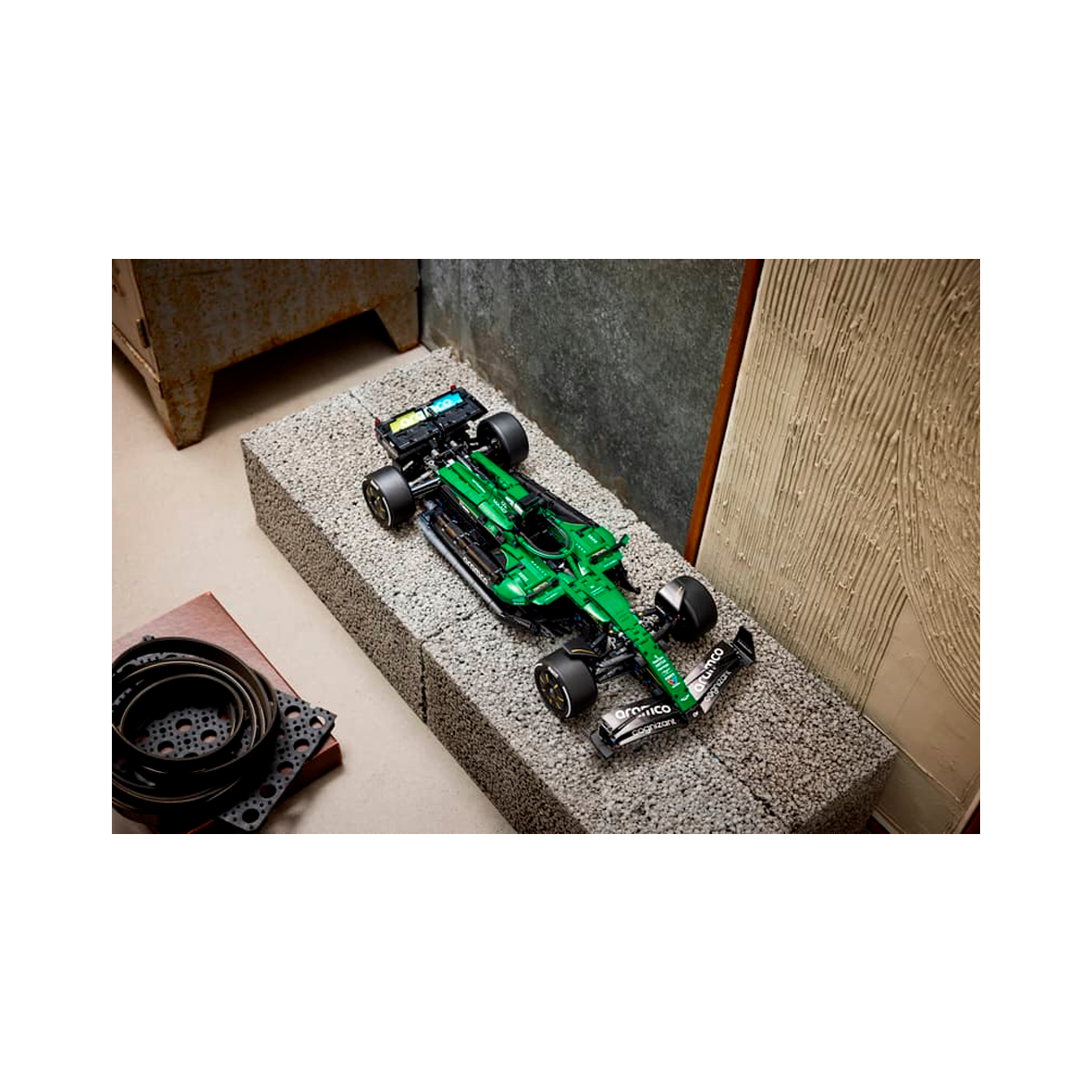 LEGO Technic - Aston Martin Aramco AMR25 F1 (42240)